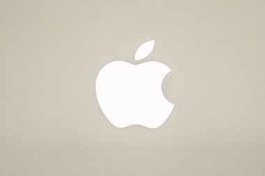 Titanyum arka planda beyaz elma logosu. Yakın çekim yüksek çözünürlüklü. Elma logolu alüminyum bilgisayar materyali. Cep telefonunda Apple logosu. Kiev, Ukrayna 01-29-2024