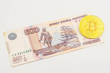 Rusya 'da kripto para birimleri bitcoin. Bitcoin ve Rus parası. Bitcoin kripto para, Rus rublesi para, 500 banknot yakın plan..