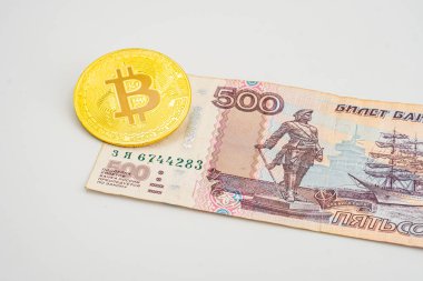 Rusya 'da kripto para birimleri bitcoin. Bitcoin ve Rus parası. Bitcoin kripto para, Rus rublesi para, 500 banknot yakın plan..