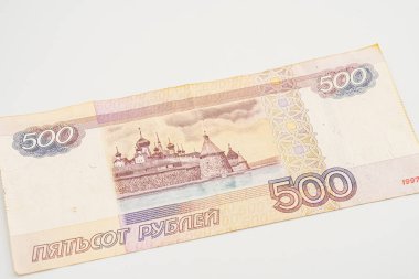 500 masaj. Beyaz üzerine Rus rublesi. 500 Rus rublesi, ekranın alt tarafında, beyaz arka planda, kopyalama alanı olan izole bir şekilde duruyor. Arkaplan pankartı şablonu