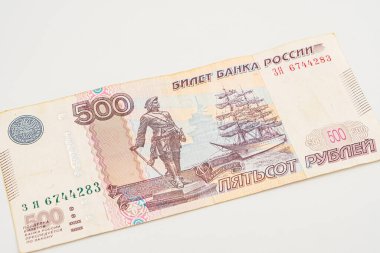 500 masaj. Beyaz üzerine Rus rublesi. 500 Rus rublesi, ekranın alt tarafında, beyaz arka planda, kopyalama alanı olan izole bir şekilde duruyor. Arkaplan pankartı şablonu