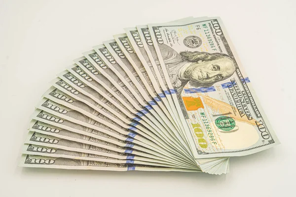 白い背景に孤立した100ドル紙幣のファン アメリカのお金が抜け出した 銀行の概念について 新しい100ドル紙幣のファン — ストック写真
