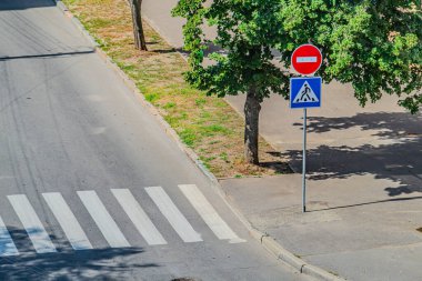 Zebra trafiği yolu. İnsanlar caddeden karşıya geçerken güvenlik için yaya geçidinde yürüyorlar. Yaya geçidi manzarası. Kharkiv, Ukrayna 07-07-2023