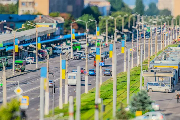 Ukrayna 'da şehir ve sokak trafiği. Ukrayna bayrakları yol boyunca direkleri süslüyor. Vatansever dekore edilmiş sokak. Kharkiv, Ukrayna 07-07-2023
