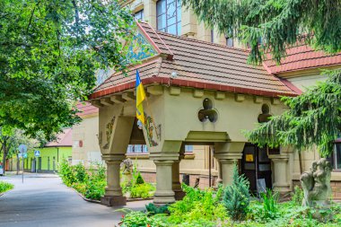 Harkiv Devlet Tasarım ve Sanat Akademisi binasının cephesi. Kharkiv Ukrayna 'da yol ve ağaçlı yeşil yapraklı şehir sokağı 05-05-2023