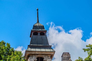 Eski bir Gotik kule. Bahşişi olan bir kara kule, okçular için bir yer, mavi gökyüzü altında savunma için. Kharkiv Ukrayna 05-05-2023