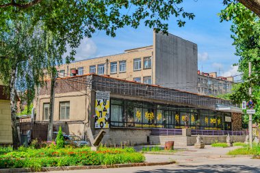 Harkiv Devlet Tasarım ve Sanat Akademisi binasının cephesi. Kharkiv Ukrayna 'da yol ve ağaçlı yeşil yapraklı şehir sokağı 05-05-2023