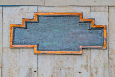 Binanın duvarında yazı için yeri olan eski ahşap tabela. Beyaz arka planda izole edilmiş yaşlı çam ağacı tahtası. Eski tahta kiriş.