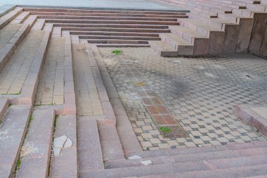 Açık havada merdiven manzarası var. Beton basamaklar, basamakların dokusu. Yukarı çıkıyorum. Seyahat sahnesi.