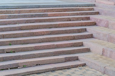 Açık havada merdiven manzarası var. Beton basamaklar, basamakların dokusu. Yukarı çıkıyorum. Seyahat sahnesi.