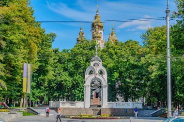Ayna akıntısı çeşmesi. Kharkiv, Ukrayna 'da kendine özgü altın çatılı beyaz bir bina. Bina çevresindeki yeşillikler arasında göze çarpıyor. Şehir mimarisi. Kharkov, Ukrayna 05-05-2023