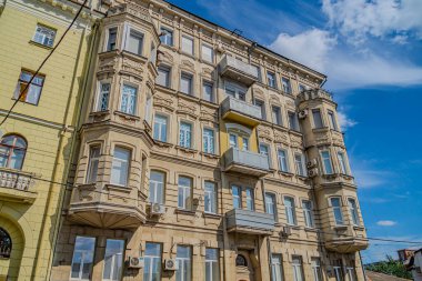 Savaş bölgesinde yüksek binalar. Pencereler kapalı ve koli bandıyla çapraz şekilde bantlanmış potansiyel patlama dalgalarının verdiği hasarı hafifletmek için. Kharkiv, Ukrayna 05-05-2023