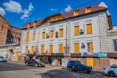 Binalar bombardımanla vuruldu. Haneyi savaş ve düşmanlığa hazırlamak. Ukrayna 'daki savaş sırasında şehirdeki evleri yıktılar. Kharkiv, Ukrayna 07-07-2023
