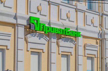 PrivatBank Ukrayna 'daki en büyük ticari bankadır. Bina cephesinde Privatbank logosu. Kharkiv, Ukrayna 07-07-2023