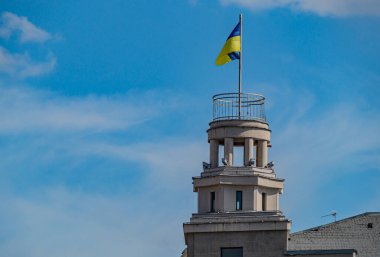 Rüzgar ve güneş ışığında dalgalanan Ukrayna bayrağı. Mavi gökyüzü arka planında Ukrayna bayrağı. Ulusal özgürlük ve bağımsızlık sembolü. Kharkiv, Ukrayna 05-05-2023