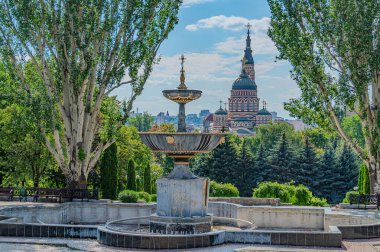 Güneşli bir yaz gününde Ukrayna 'nın Kharkiv kentindeki Kutsal Haber Katedrali. Kharkiv, Ukrayna 07.15.2023.
