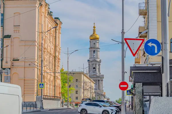 Kharkiv, Ukrayna 'daki Varsayım ya da Dormition Katedrali. Harkiv şehrinin ana Ortodoks kilisesidir. Kharkiv, Ukrayna.