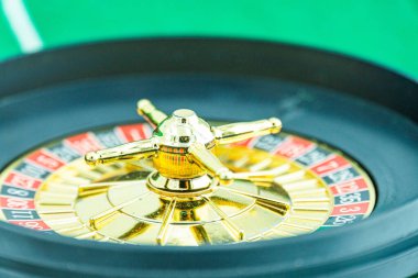 Dönen ruleti yakından çek. Sarı dönen bir alev topuyla lüks bir kumarhane ruleti sunumu. Cilalanmış, Las Vegas 'ta altın elementlerle süslenmiş zarif bir rulet. Kumar oynuyorum. Şanslı oyun