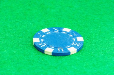 Kumarhane fişleri için yeşil bir keçeli kalemle oluşturulmuş arka plan. Masada poker fişi. Kumarhane fişleri yeşil keçeli bir keçeyle kumarhane fişleri için oluşturuldu.