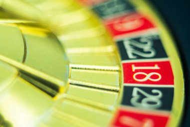 Dönen ruleti yakından çek. Sarı dönen bir alev topuyla lüks bir kumarhane ruleti sunumu. Cilalanmış, Las Vegas 'ta altın elementlerle süslenmiş zarif bir rulet. Kumar oynuyorum. Şanslı oyun