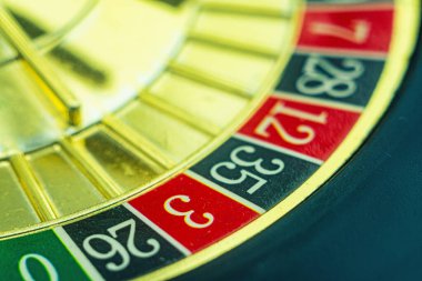 Dönen ruleti yakından çek. Sarı dönen bir alev topuyla lüks bir kumarhane ruleti sunumu. Cilalanmış, Las Vegas 'ta altın elementlerle süslenmiş zarif bir rulet. Kumar oynuyorum. Şanslı oyun