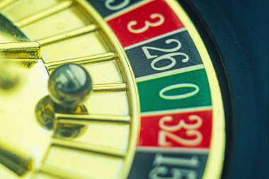 Dönen ruleti yakından çek. Sarı dönen bir alev topuyla lüks bir kumarhane ruleti sunumu. Cilalanmış, Las Vegas 'ta altın elementlerle süslenmiş zarif bir rulet. Kumar oynuyorum. Şanslı oyun