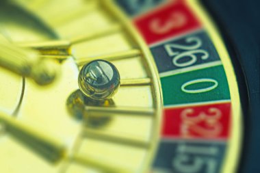 Dönen ruleti yakından çek. Sarı dönen bir alev topuyla lüks bir kumarhane ruleti sunumu. Cilalanmış, Las Vegas 'ta altın elementlerle süslenmiş zarif bir rulet. Kumar oynuyorum. Şanslı oyun