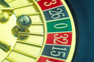 Dönen ruleti yakından çek. Sarı dönen bir alev topuyla lüks bir kumarhane ruleti sunumu. Cilalanmış, Las Vegas 'ta altın elementlerle süslenmiş zarif bir rulet. Kumar oynuyorum. Şanslı oyun