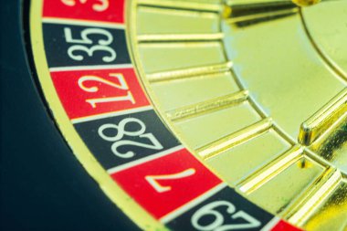Dönen ruleti yakından çek. Sarı dönen bir alev topuyla lüks bir kumarhane ruleti sunumu. Cilalanmış, Las Vegas 'ta altın elementlerle süslenmiş zarif bir rulet. Kumar oynuyorum. Şanslı oyun