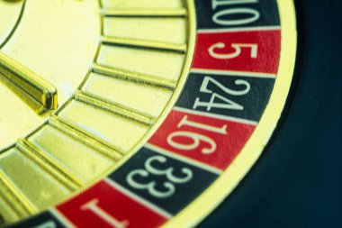 Dönen ruleti yakından çek. Sarı dönen bir alev topuyla lüks bir kumarhane ruleti sunumu. Cilalanmış, Las Vegas 'ta altın elementlerle süslenmiş zarif bir rulet. Kumar oynuyorum. Şanslı oyun