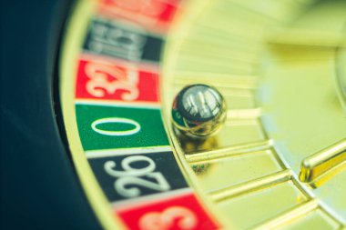 Dönen ruleti yakından çek. Sarı dönen bir alev topuyla lüks bir kumarhane ruleti sunumu. Cilalanmış, Las Vegas 'ta altın elementlerle süslenmiş zarif bir rulet. Kumar oynuyorum. Şanslı oyun