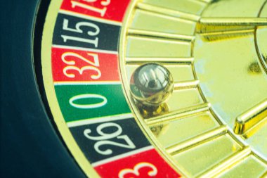 Dönen ruleti yakından çek. Sarı dönen bir alev topuyla lüks bir kumarhane ruleti sunumu. Cilalanmış, Las Vegas 'ta altın elementlerle süslenmiş zarif bir rulet. Kumar oynuyorum. Şanslı oyun