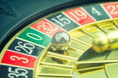 Dönen ruleti yakından çek. Sarı dönen bir alev topuyla lüks bir kumarhane ruleti sunumu. Cilalanmış, Las Vegas 'ta altın elementlerle süslenmiş zarif bir rulet. Kumar oynuyorum. Şanslı oyun