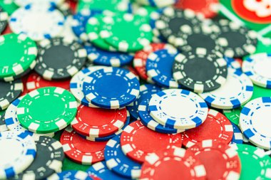 Poker Cipsli Poker Masası Kumarhanede Çok sayıda Poker Fişi Karanlıkta Masada Dönüyor. Siyah bir masada pokerde kazanan kombinasyonla ve arka planda çiplerle. Bir oyun üzerinde