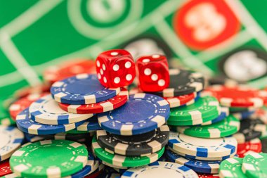 Kumarhane geçmişi. Rulet masası çipleri. Kumarhane teması. Kumarhane ruletinin yüksek kontrastlı görüntüsü, poker oyunu, kumar masasındaki poker fişleri..