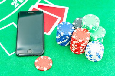 Kumarhane fişi ve telefon, kumarhane konsepti hackleme ve online kumar. Oyun uygulamaları, internet oyunları, online eğlence konsepti