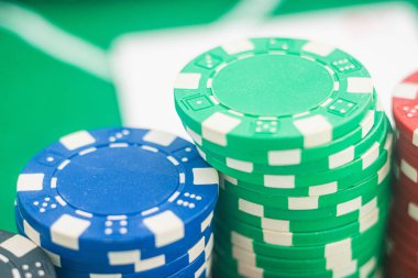 Kumarhane geçmişi. Rulet masası çipleri. Kumarhane teması. Kumarhane ruletinin yüksek kontrastlı görüntüsü, poker oyunu, kumar masasındaki poker fişleri..