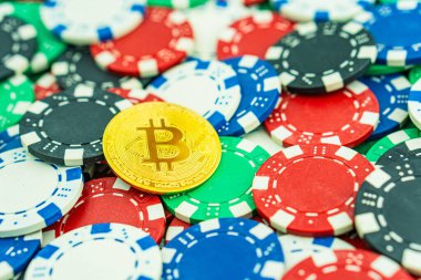 Poker masasında çipli Bitcoin altın madeni para
