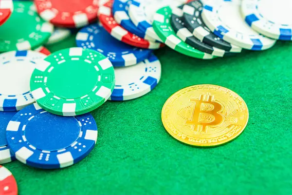 Poker masasında çipli Bitcoin altın madeni para