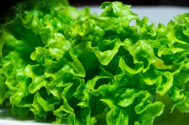 Sağlıklı gıda arka planı yeşil marul, yiyecek arka planı yeşil marul, üst görünüm bırakıyor..