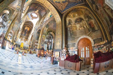 St. Volodymyr Katedrali 'nin içinde sunak ve fresk parçalarıyla ünlü St. Volodymyr Katedrali' nin içinde ikonlar ve duvarlarında freskler olan KIEV, UKRAINE 08-04-2024