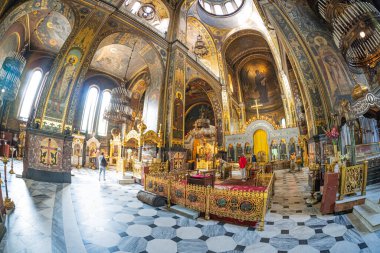 St. Volodymyr Katedrali 'nin içinde sunak ve fresk parçalarıyla ünlü St. Volodymyr Katedrali' nin içinde ikonlar ve duvarlarında freskler olan KIEV, UKRAINE 08-04-2024