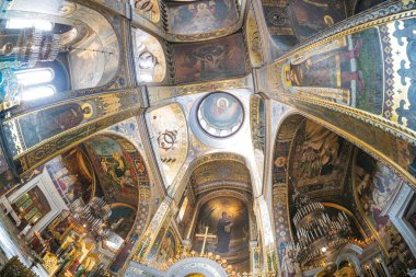 St. Volodymyr Katedrali 'nin içinde sunak ve fresk parçalarıyla ünlü St. Volodymyr Katedrali' nin içinde ikonlar ve duvarlarında freskler olan KIEV, UKRAINE 08-04-2024