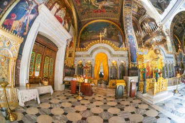 St. Volodymyr Katedrali 'nin içinde sunak ve fresk parçalarıyla ünlü St. Volodymyr Katedrali' nin içinde ikonlar ve duvarlarında freskler olan KIEV, UKRAINE 08-04-2024