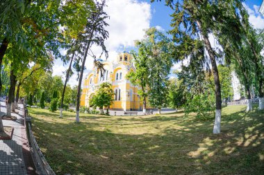 St. Volodymyr Katedrali Kiev 'in merkezindedir. Şehrin en büyük simgelerinden ve Ukrayna Ortodoks Kilisesi 'nin ana katedrali olan Kiev Patriarşisi' dir. KIEV, UKRAINE 08-04-2024.