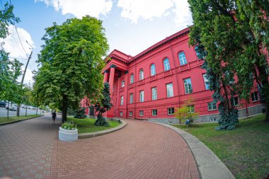 Kızıl Bina, Taras Shevchenko Ulusal Üniversitesi 'nin en eski binasıdır. 1837-1843 yılları arasında Vincent Beretti tarafından tasarlanan son klasikçilik tarzında inşa edilmiştir. KIEV, UKRAINE 08-04-2024.