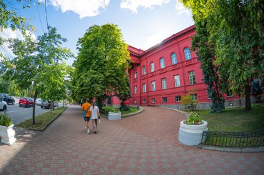 Kızıl Bina, Taras Shevchenko Ulusal Üniversitesi 'nin en eski binasıdır. 1837-1843 yılları arasında Vincent Beretti tarafından tasarlanan son klasikçilik tarzında inşa edilmiştir. KIEV, UKRAINE 08-04-2024.