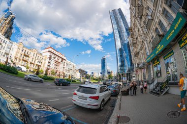 Savaş zamanında Ukrayna başkentinin bir caddesi. Arabalar, insanlar ve tarihi binalar KIEV, UKRAINE 05-04-2024.