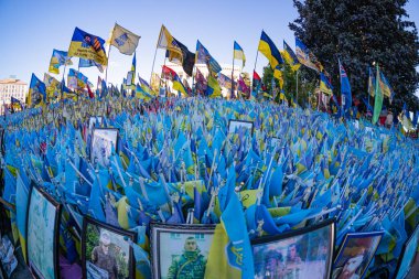 Meydanda birçok Ukrayna bayrağı var Meydan Nezalezhnosti. Khreshchatyk caddesinde düşen Rus-Ukrayna savaş bayraklarının kurbanlarının anıları. Kyiv, Ukrayna. 08-05-2023