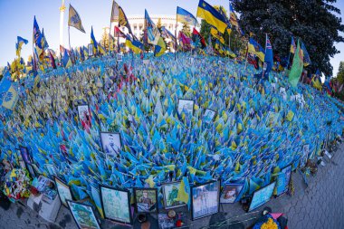 Meydanda birçok Ukrayna bayrağı var Meydan Nezalezhnosti. Khreshchatyk caddesinde düşen Rus-Ukrayna savaş bayraklarının kurbanlarının anıları. Kyiv, Ukrayna. 08-05-2023